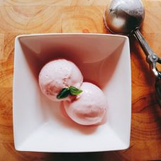 Aardbeien-yoghurt-ijs